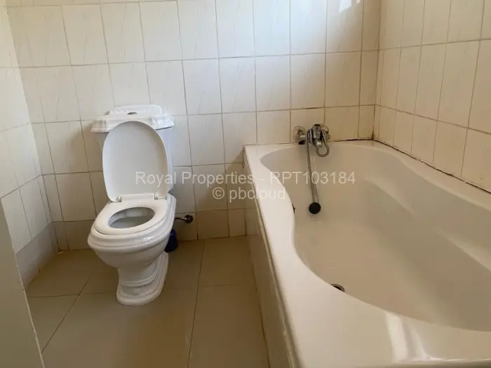 6 Bedroom House to Rent in Helensvale, Harare