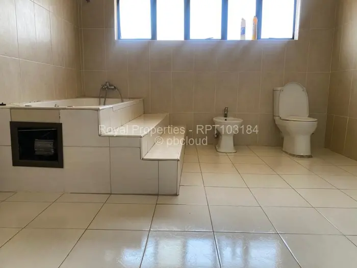 6 Bedroom House to Rent in Helensvale, Harare