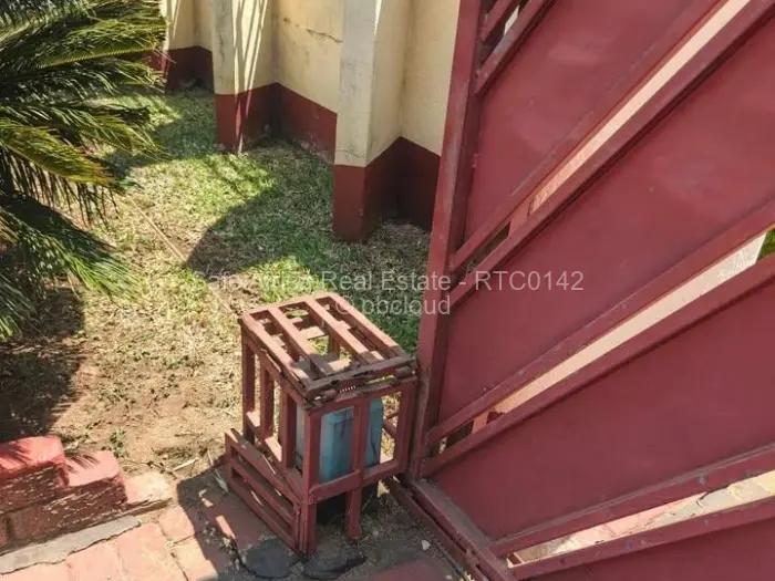 6 Bedroom House to Rent in Borrowdale West
