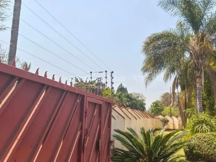 6 Bedroom House to Rent in Borrowdale West