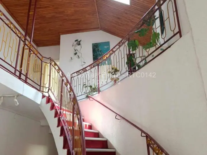 6 Bedroom House to Rent in Borrowdale West