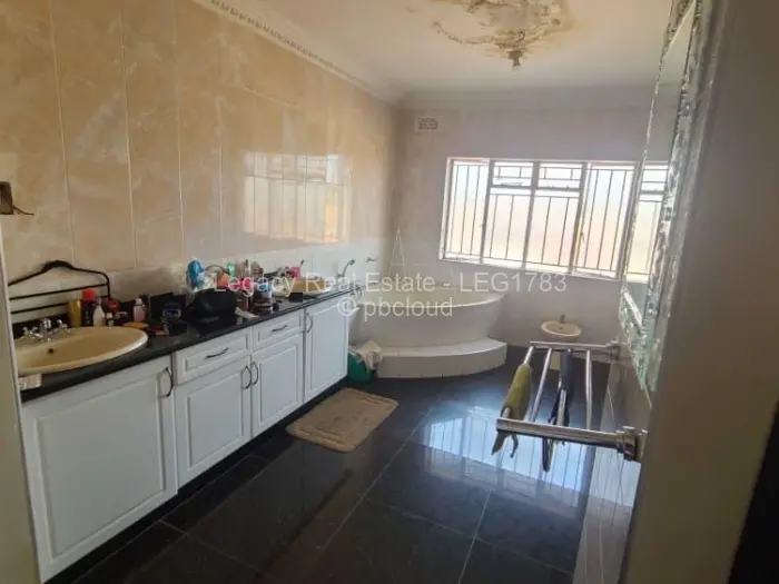 6 Bedroom House for Sale in Gunhill, Harare
