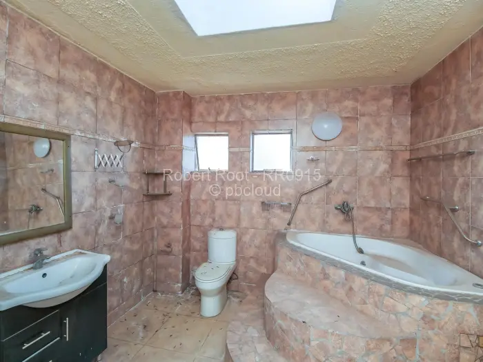 6 Bedroom House for Sale in Glen Lorne, Harare