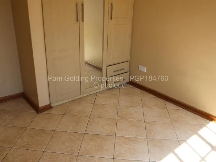 Townhouse/Complex/Cluster to Rent in Waterfalls, Harare
