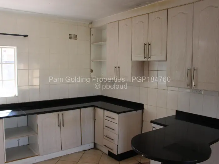 Townhouse/Complex/Cluster to Rent in Waterfalls, Harare