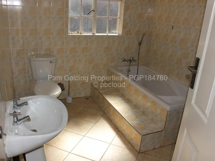 Townhouse/Complex/Cluster to Rent in Waterfalls, Harare