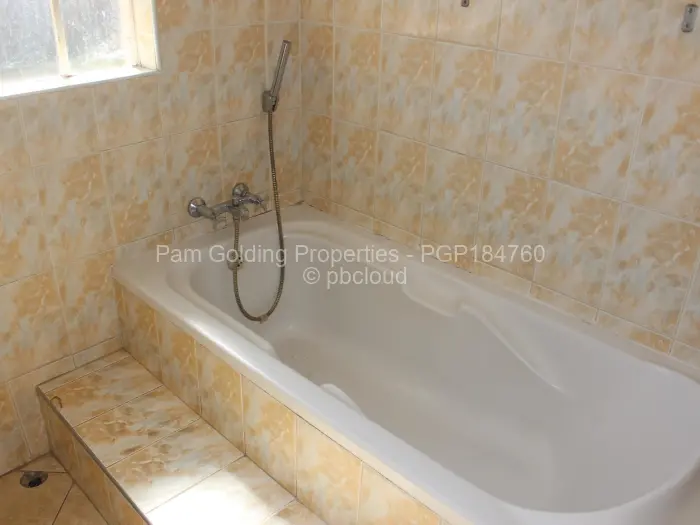 Townhouse/Complex/Cluster to Rent in Waterfalls, Harare
