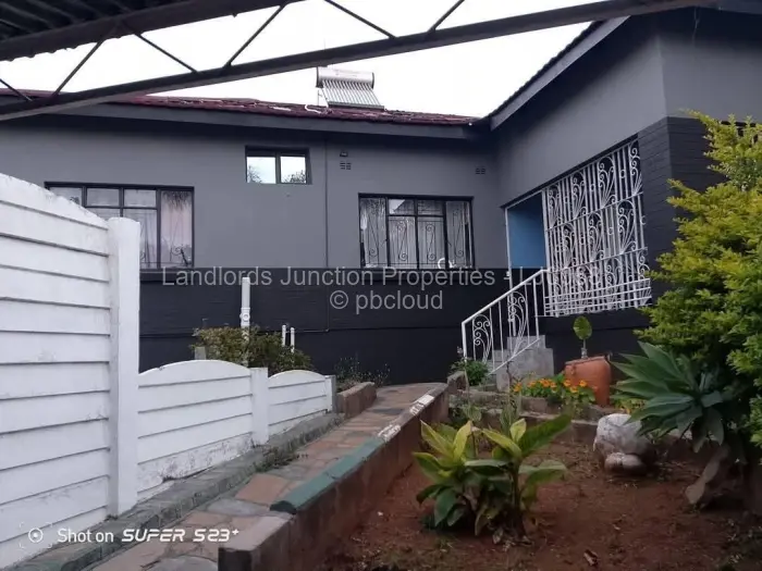 4 Bedroom House for Sale in Morningside Byo, Bulawayo