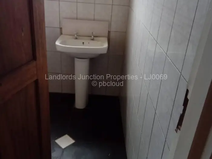 7 Bedroom House for Sale in Parklands, Bulawayo