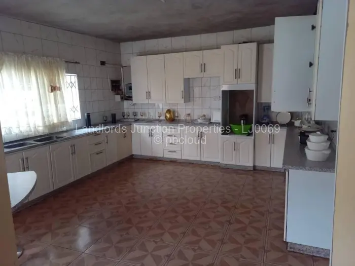 7 Bedroom House for Sale in Parklands, Bulawayo