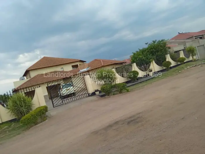 7 Bedroom House for Sale in Parklands, Bulawayo
