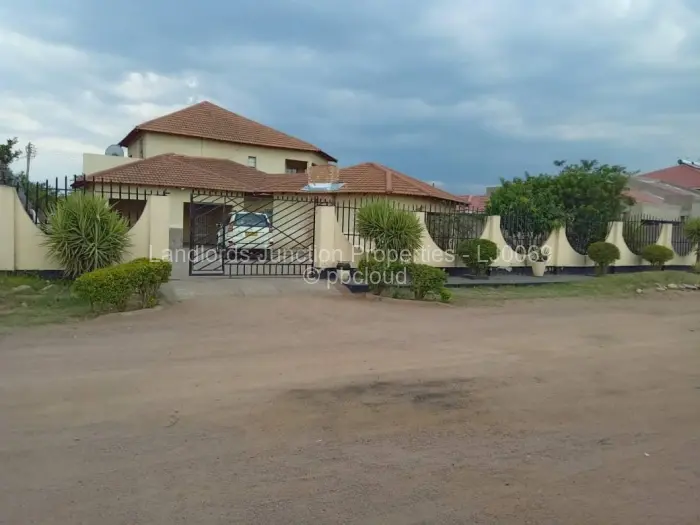 7 Bedroom House for Sale in Parklands, Bulawayo