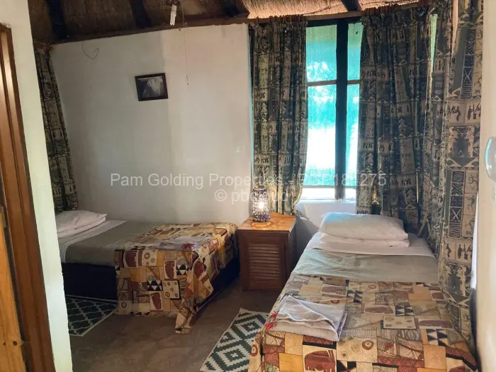 8 Bedroom House for Sale in Deka, Deka