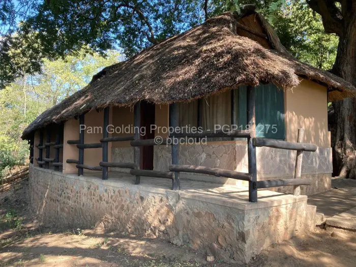 8 Bedroom House for Sale in Deka, Deka