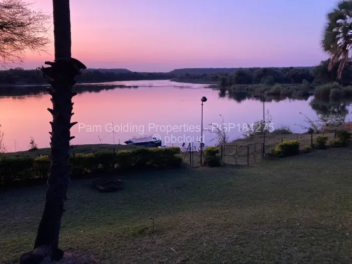 8 Bedroom House for Sale in Deka, Deka