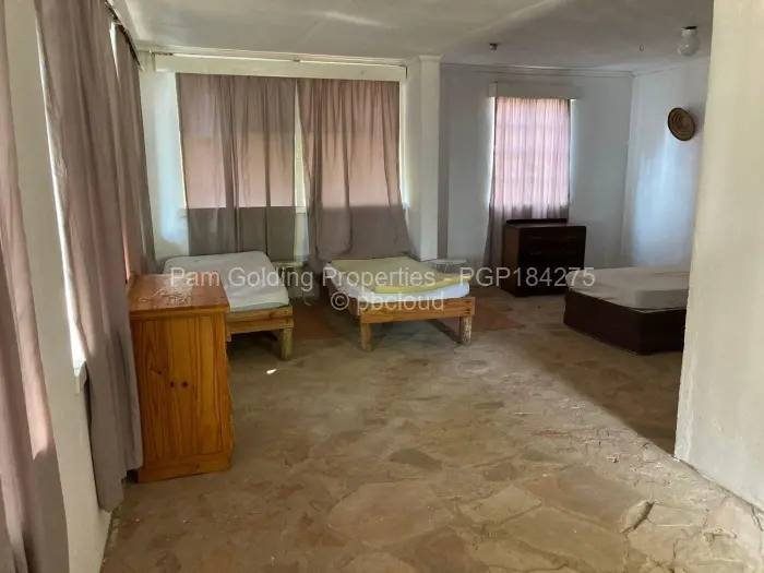 8 Bedroom House for Sale in Deka, Deka