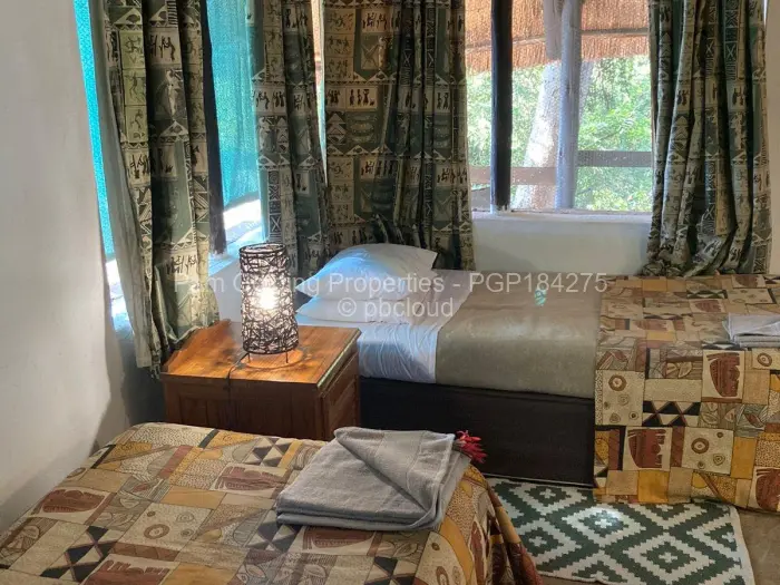 8 Bedroom House for Sale in Deka, Deka