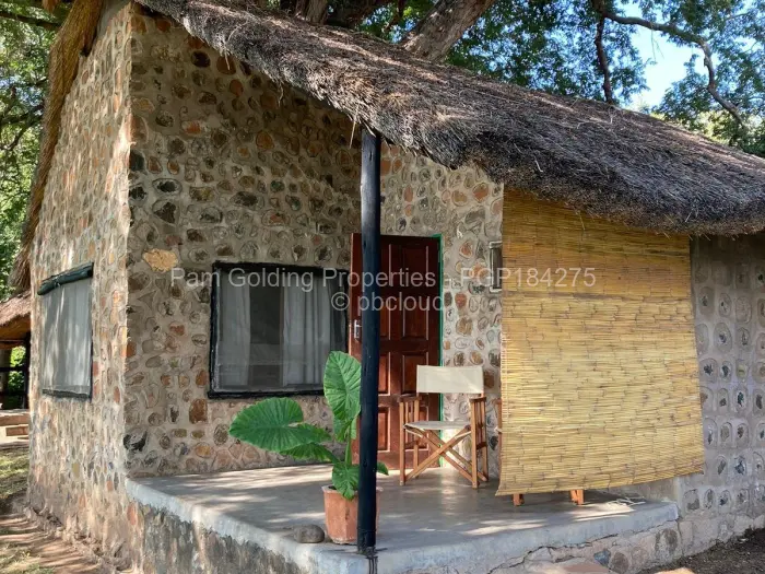 8 Bedroom House for Sale in Deka, Deka