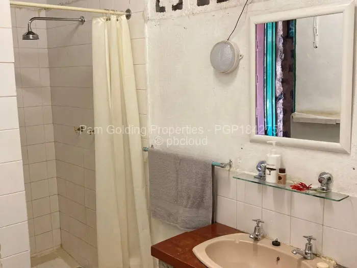 8 Bedroom House for Sale in Deka, Deka