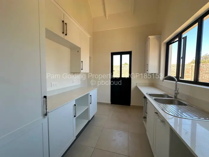 Townhouse/Complex/Cluster to Rent in Vainona, Harare