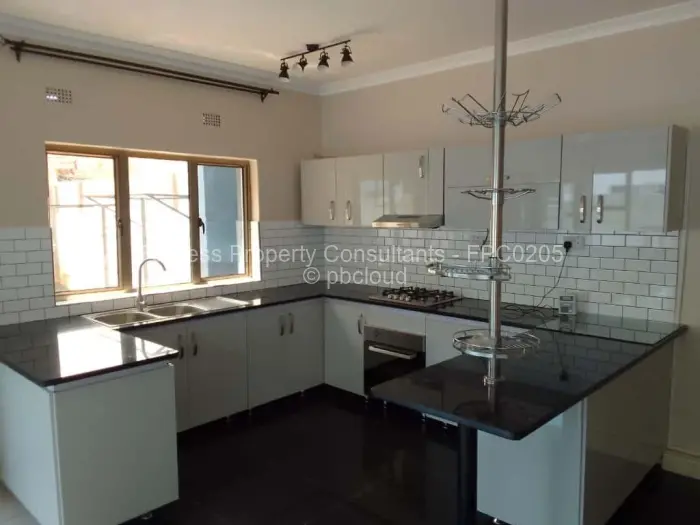 Townhouse/Complex/Cluster to Rent in Newlands