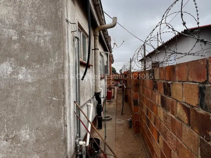 4 Bedroom House for Sale in Sizinda, Bulawayo