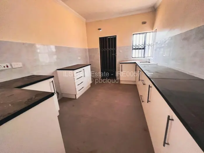 6 Bedroom House for Sale in Eastview, Harare