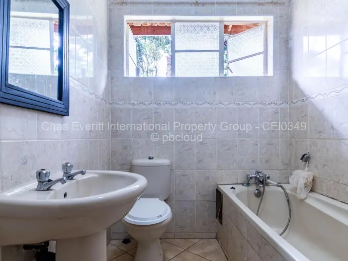 Townhouse/Complex/Cluster to Rent in Borrowdale, Harare