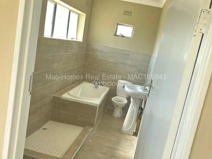 4 Bedroom House for Sale in Windsor Park, Ruwa