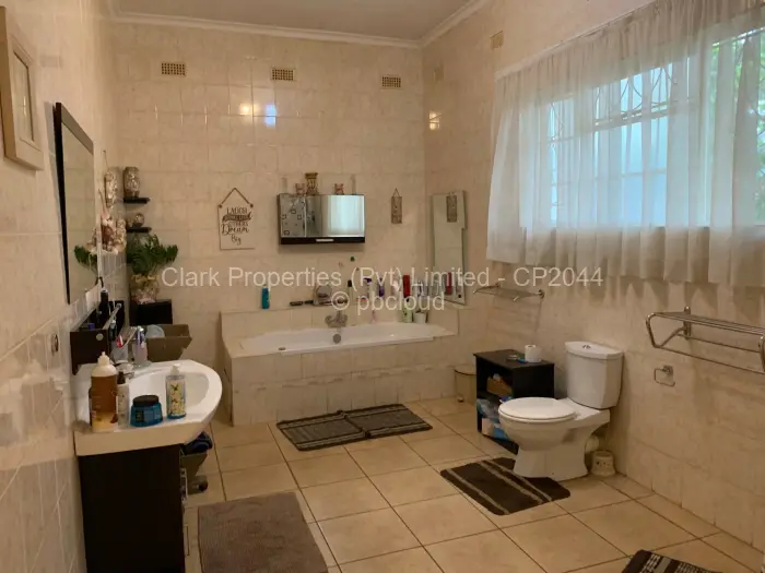 6 Bedroom House for Sale in Chisipite, Harare