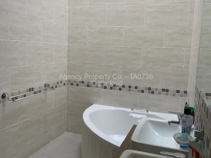 Townhouse/Complex/Cluster to Rent in Newlands