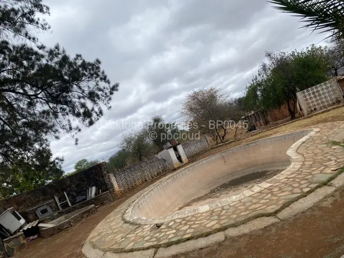 2 Bedroom House for Sale in Queensdale Byo, Bulawayo