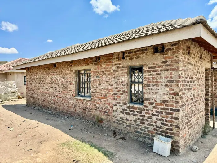 4 Bedroom House for Sale in Mainway Meadows, Harare