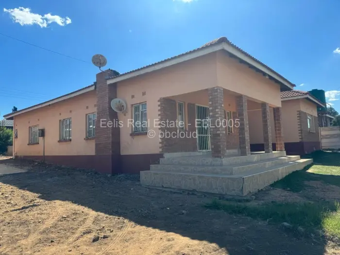 8 Bedroom House for Sale in Senga, Gweru
