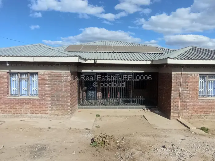 8 Bedroom House for Sale in Senga, Gweru