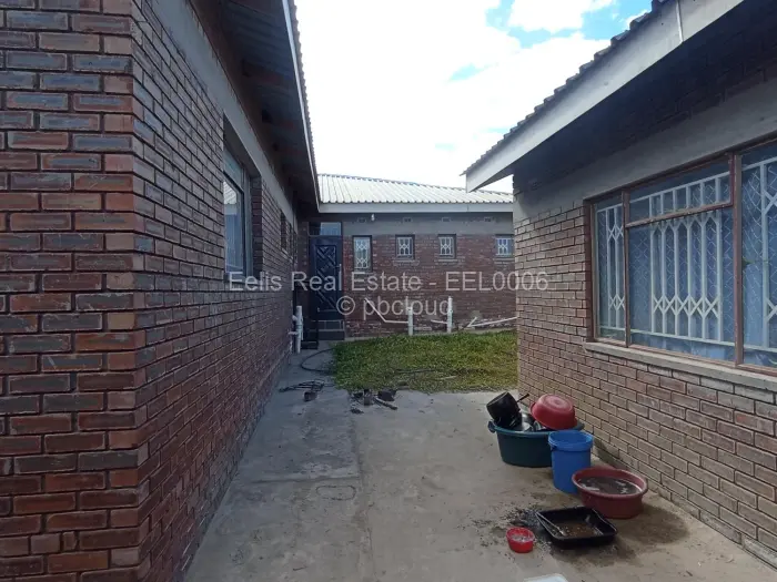 8 Bedroom House for Sale in Senga, Gweru