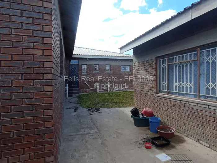 8 Bedroom House for Sale in Senga, Gweru