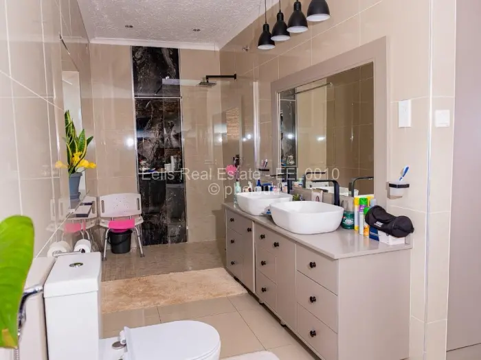 5 Bedroom House for Sale in Kwekwe, Kwekwe