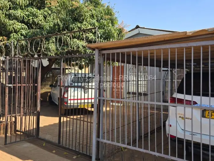 5 Bedroom House for Sale in Kuwadzana, Harare