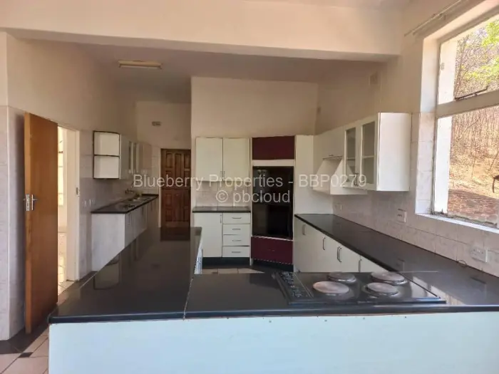 5 Bedroom House to Rent in Lake Chivero, Lake Chivero
