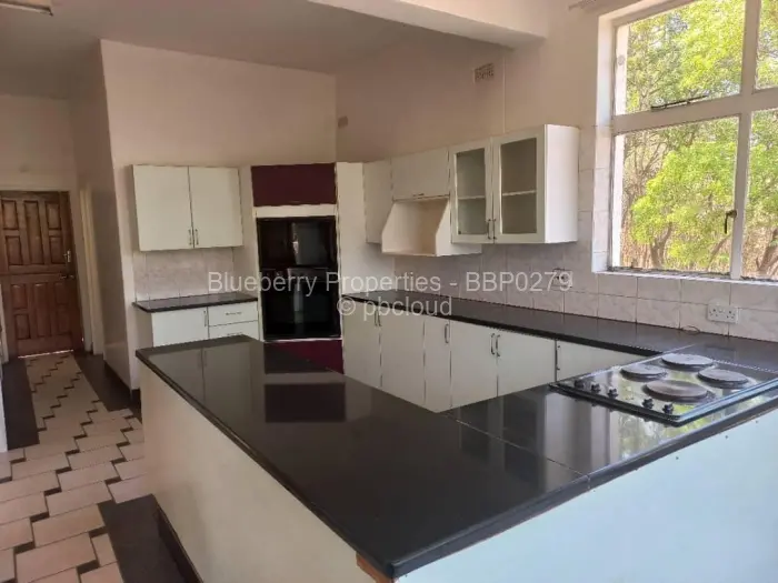 5 Bedroom House to Rent in Lake Chivero, Lake Chivero