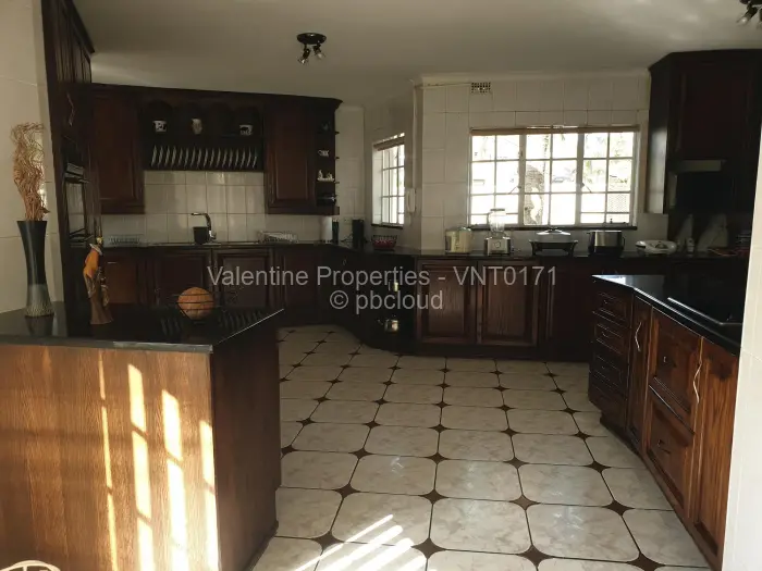 6 Bedroom House to Rent in Helensvale, Harare