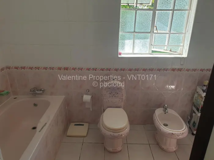 6 Bedroom House to Rent in Helensvale, Harare