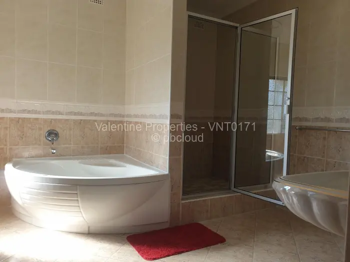 6 Bedroom House to Rent in Helensvale, Harare