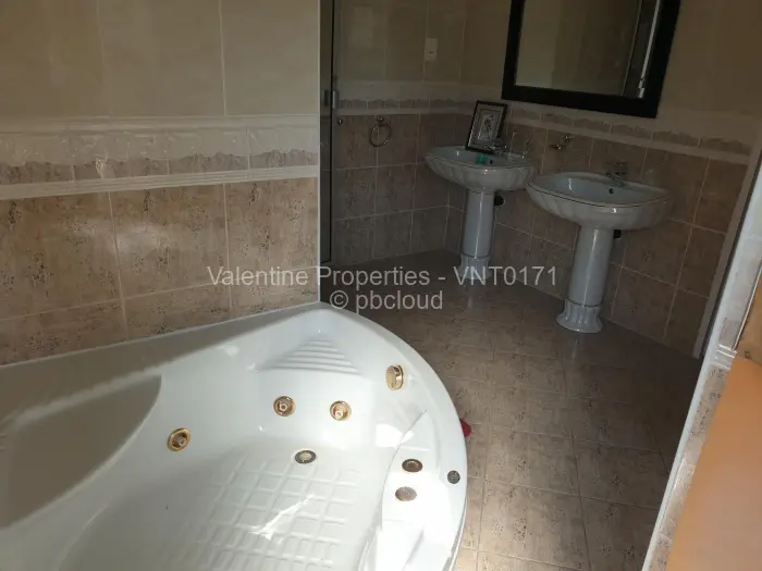 6 Bedroom House to Rent in Helensvale, Harare