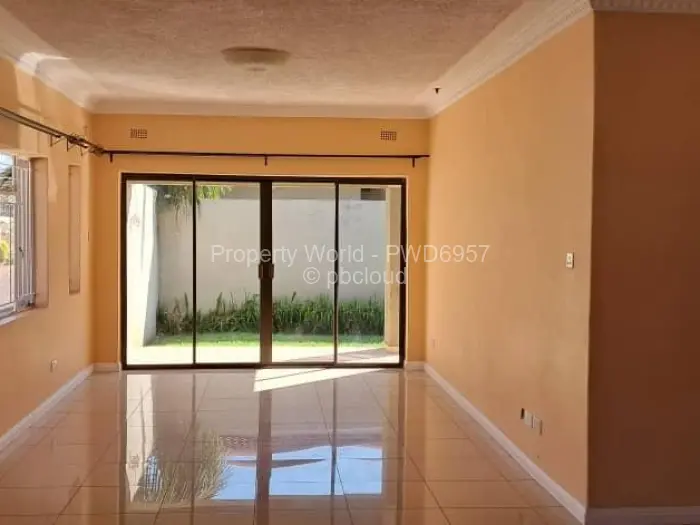 Townhouse/Complex/Cluster to Rent in Highlands, Harare