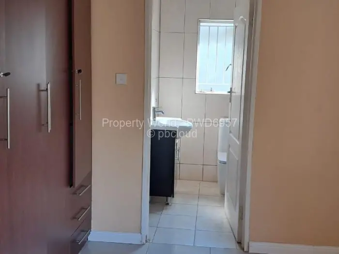 Townhouse/Complex/Cluster to Rent in Highlands, Harare