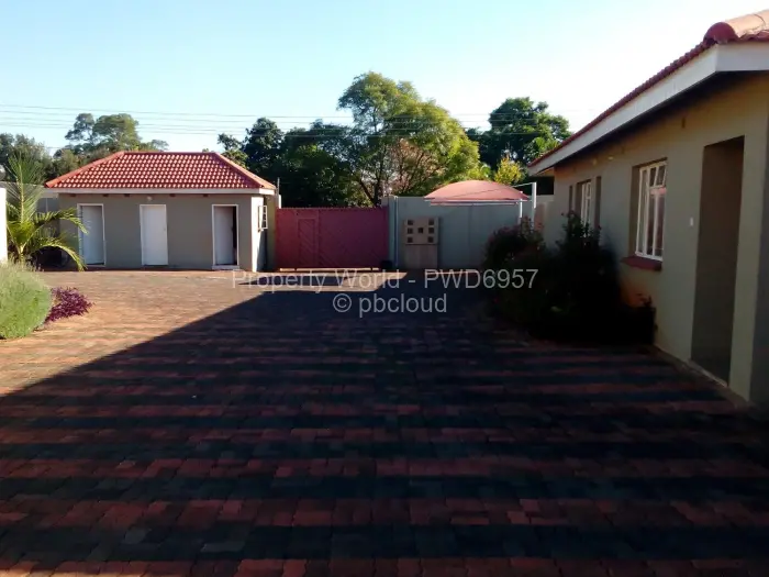Townhouse/Complex/Cluster to Rent in Highlands, Harare