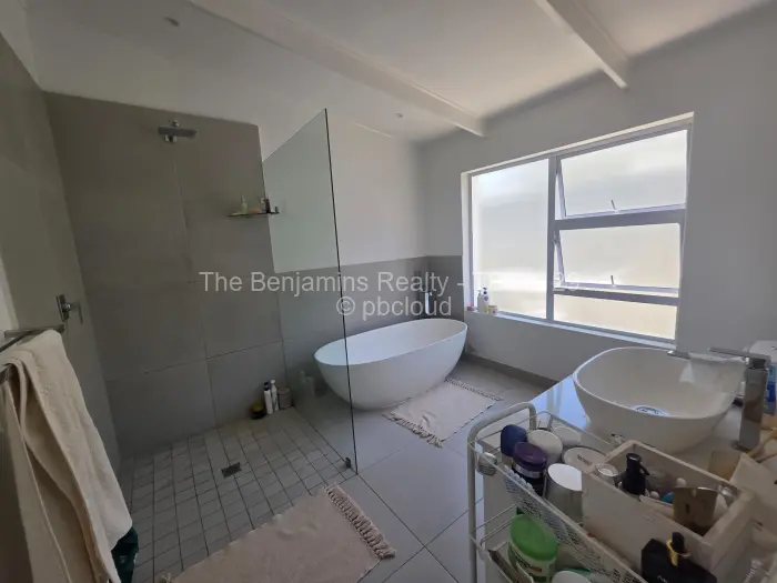 Townhouse/Complex/Cluster to Rent in Newlands