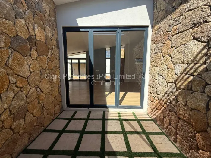 Townhouse/Complex/Cluster to Rent in Newlands